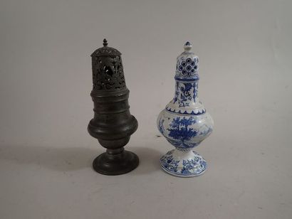 JOINT AU 1574/246, Deux saupoudreuses, l'une...