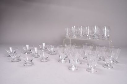 Service de verres en cristal de forme tronconique,...