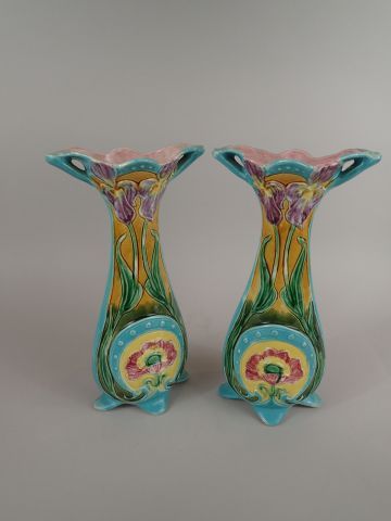 Paire de vases en barbotine de forme cornet...