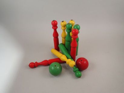 Jeu de 9 quilles en bois tourné, laqué et...