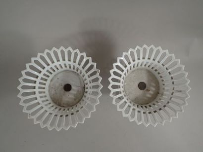 Paire de corbeilles à décor ajouré en porcelaine...