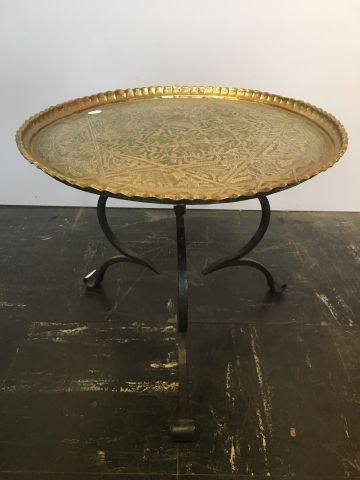 Petite table guéridon, le piétement tripode...