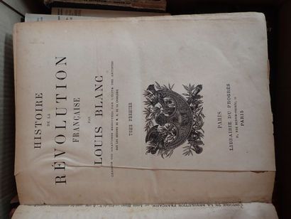 [Napoléon], mannette de livres brochés sur...