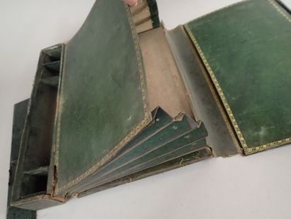 Portefeuille en maroquin vert, doré aux fers,...
