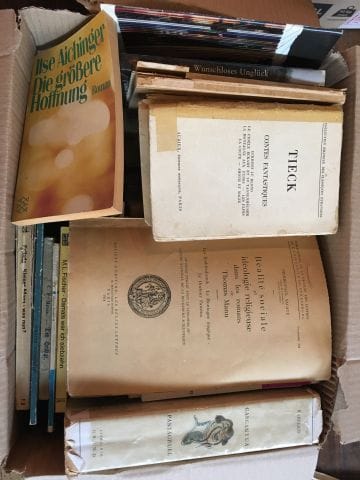 Carton de livres brochés. En l'état.