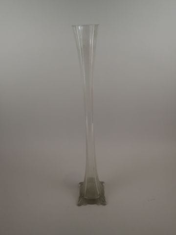Haut vase soliflore en verre, la base quadrangulaire...