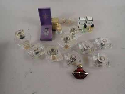 Lot de miniatures de parfums et de flacons...