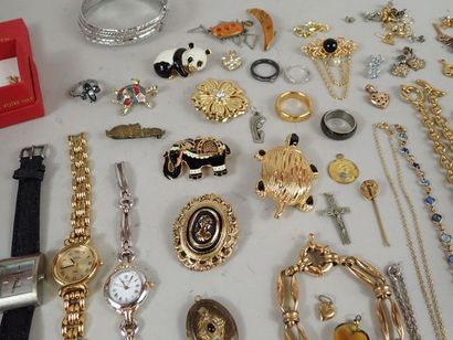 Fort lot de bijoux fantaisies en métal doré,...
