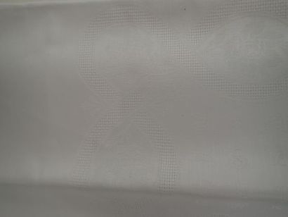 Deux boîtes contenant chacune une nappe et...