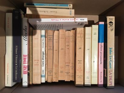 Carton de livres brochés comprenant notamment...