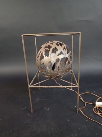 Lampe sphérique dans une cage à piètement...