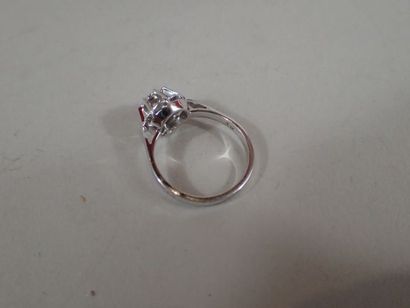 Bague solitaire en or gris et platine centrée...