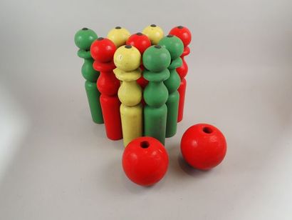 Important jeu de 9 quilles en bois tourné,...