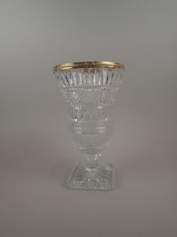 Vase médicis en verre taillé à décor de rosace,...