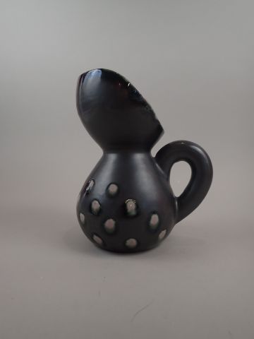 Pichet en céramique à glaçure noire et pois...