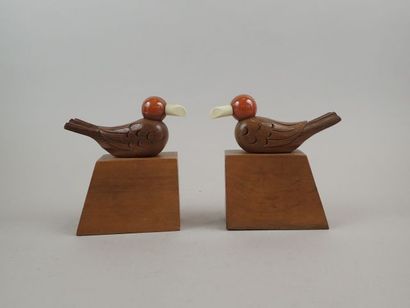 Paire de serres livres en bois figurant des...