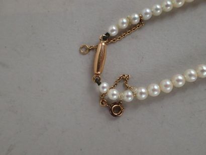 Collier de perles en chute, fermoir olive...