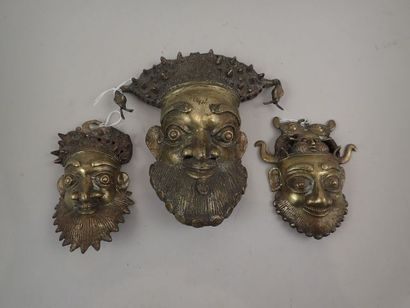 Ensemble de trois masques anthropomorphes...