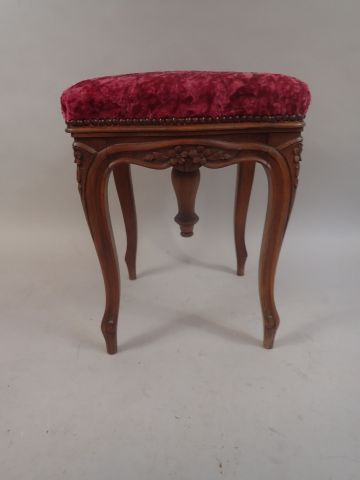 Tabouret de piano quadripode en noyer mouluré...