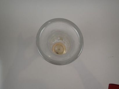 Vase monté en verre moulé à décor stylisé...