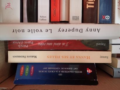 Mannettes de livres brochés comprenant Les...