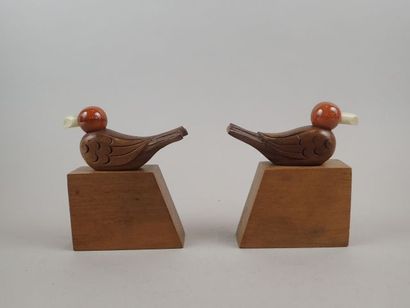 Paire de serres livres en bois figurant des...