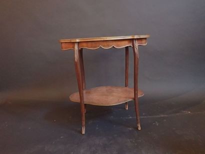 Petite table de milieu de forme chantournée...