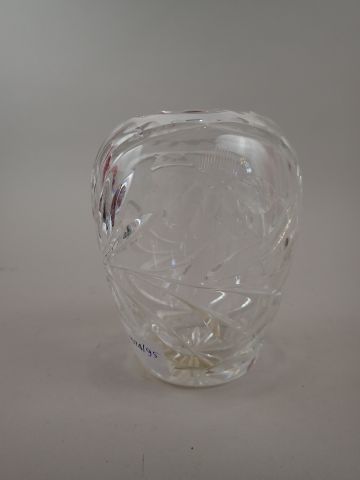 Petit vase en cristal taillé à décor de fleurs....