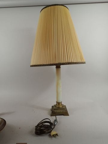 Lampe à piètement quadrangulaire en bronze...