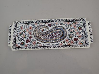 GIEN. Plat à cake à décor floral indien polychrome...