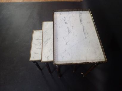 Ensemble de trois tables gigognes en bois...