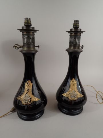 Paire de lampes à pétrole en porcelaine noire...