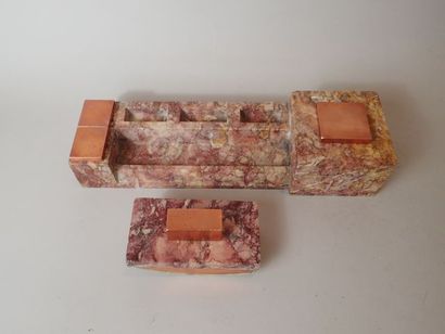 Nécessaire de bureau en onyx et cuivre composé...