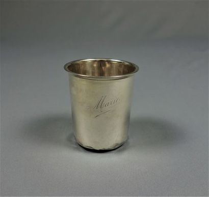 Timbale de forme tronconique en argent gravée...