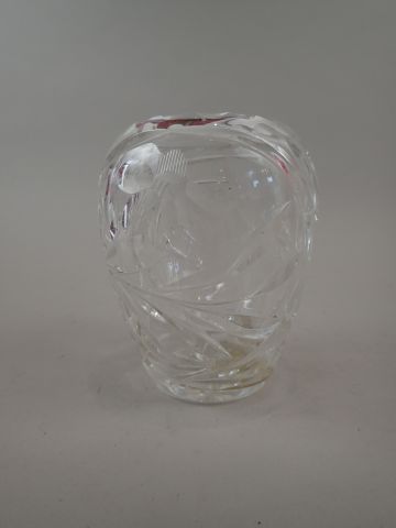 Petit vase en cristal taillé à décor de fleurs....