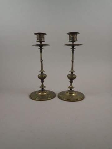 Paire de petits bougeoirs en bronze à décor...