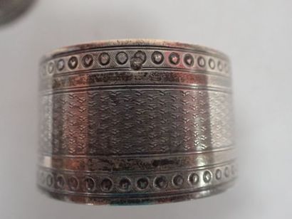 Deux ronds de serviette en argent à décor...