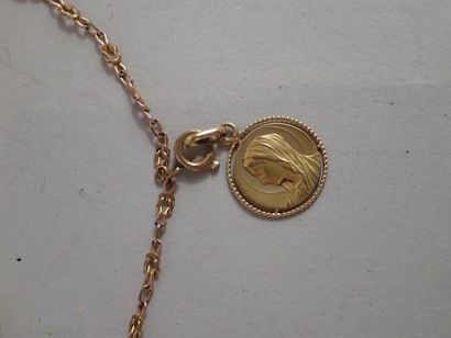 Ensemble de débris d'or comprenant deux alliances,...