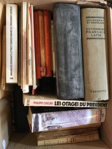 Carton de livres brochés et reliés dont livres...
