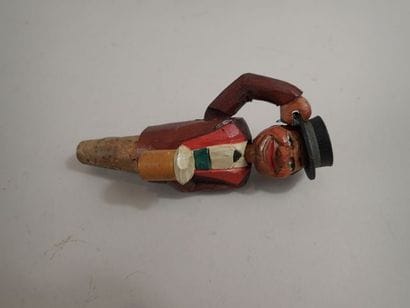 Bouchon en bois sculpté polychrome figurant...