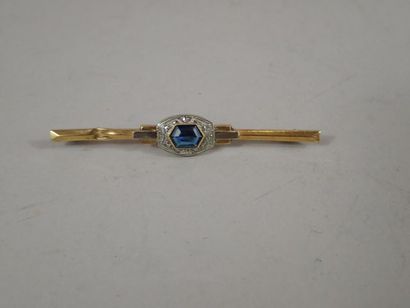 Petite broche en or jaune centrée d'une pierre...