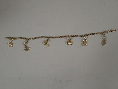 Bracelet en or jaune orné de six pendeloques.

Poids...