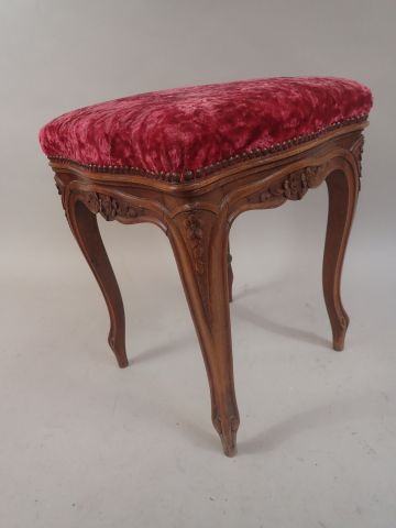 Tabouret de piano quadripode en noyer mouluré...