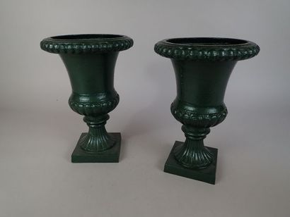 Paire de vases médicis en fonte de fer laqués...