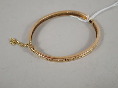 Bracelet rigide en or jaune ajouré, avec...
