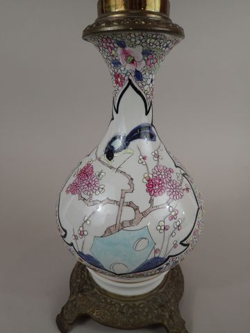 Lampe à pétrôle en porcelaine émaillée à...