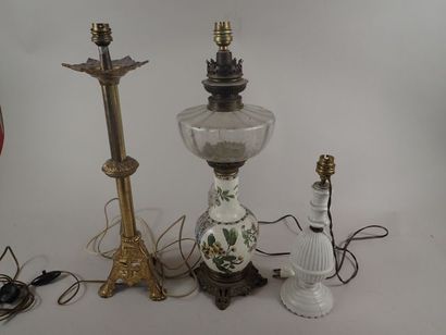Mannette comprenant trois pieds de lampe,...