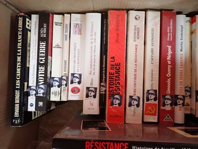 Importante mannette de livres brochés et...