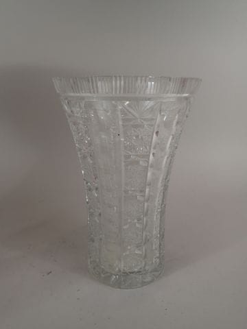 Grand vase en cristal taillé de Lorraine....