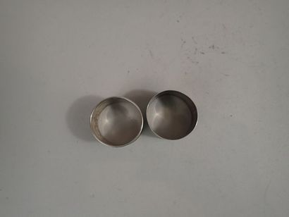 Deux ronds de serviette en argent à décor...